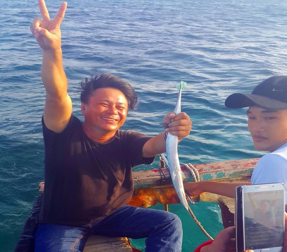 Cá nhái ăn tớt và liên tục dính câu