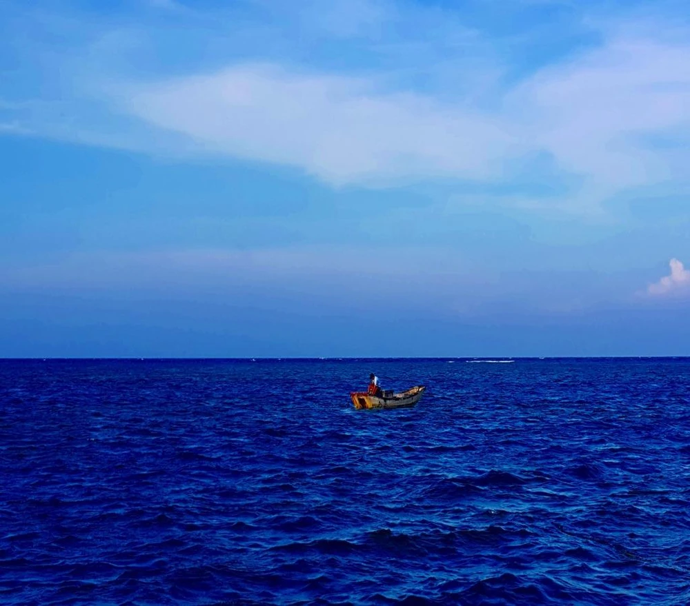 Công một mình hành nghề săn cá nhái trên biển.