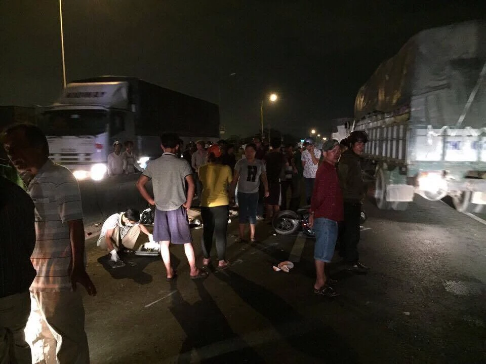 Người đàn ông chết ngửa lưng vào dải phân cách ảnh 1