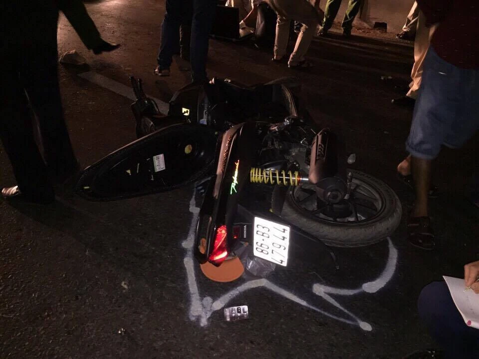 Người đàn ông chết ngửa lưng vào dải phân cách ảnh 2