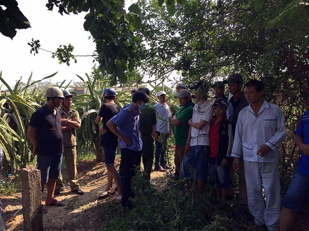 Thi thể 1 người đàn ông dưới mương nước ảnh 1