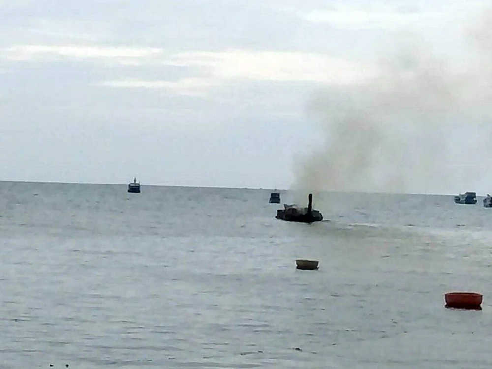 Con tàu 4 tỉ đồng ở đảo Phú Quý bị thiêu rụi ảnh 2