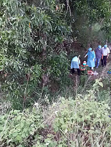 Thi thể thanh niên đứt lìa chân dưới cầu ảnh 1