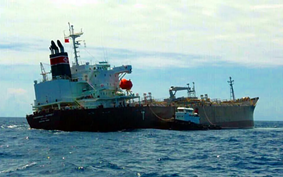 Bơm gần 10 ngàn tấn dầu để cứu tàu chở hóa chất ảnh 1 Bơm gần 10 ngàn tấn dầu để cứu tàu chở hóa chất ảnh 1