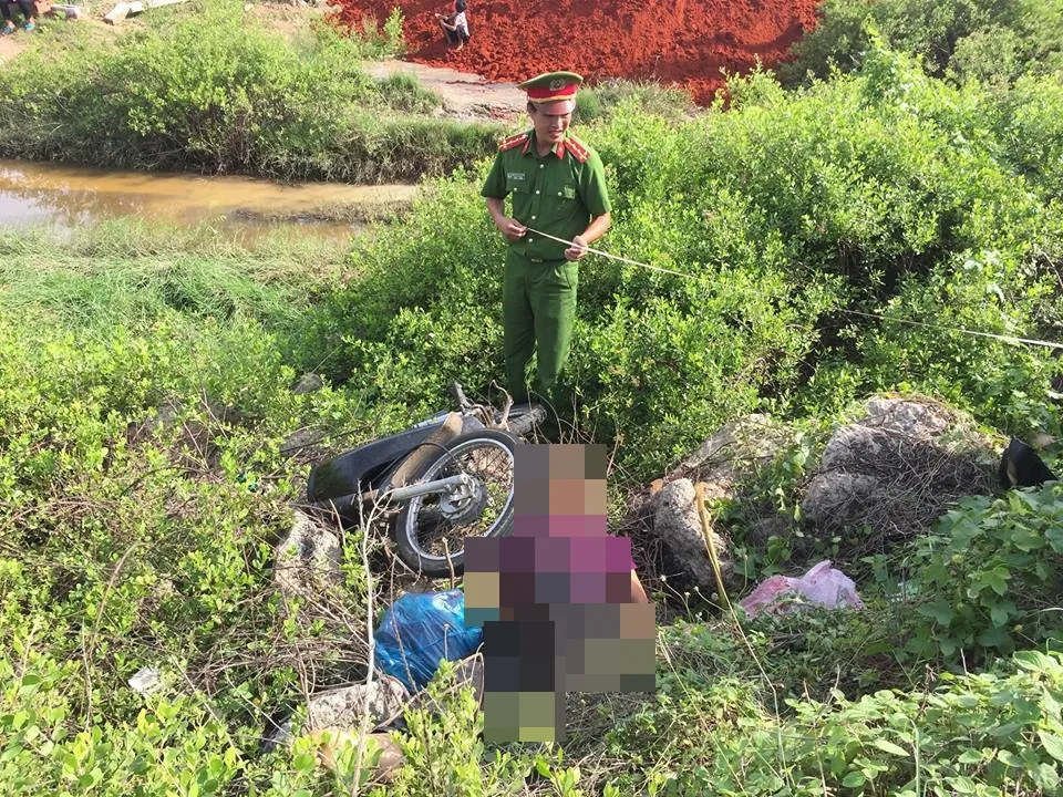 Người đàn ông chết bên lề đường cạnh xe máy ảnh 2 Người đàn ông chết bên lề đường cạnh xe máy ảnh 2