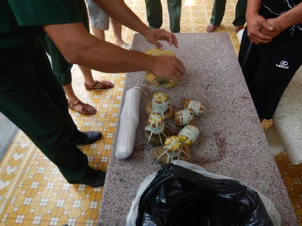 Bắt 2,1 kg thuốc nổ định đánh cá trên biển Hòn Cau ảnh 2