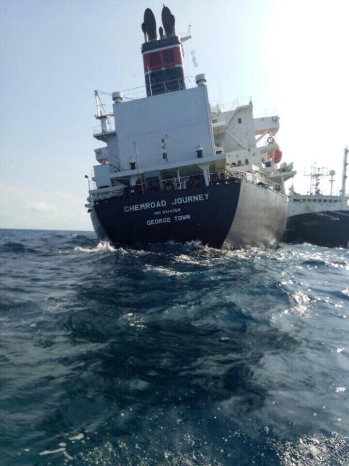 Tàu chở 30 ngàn tấn hóa chất vẫn mắc cạn ở Phú Quý ảnh 3