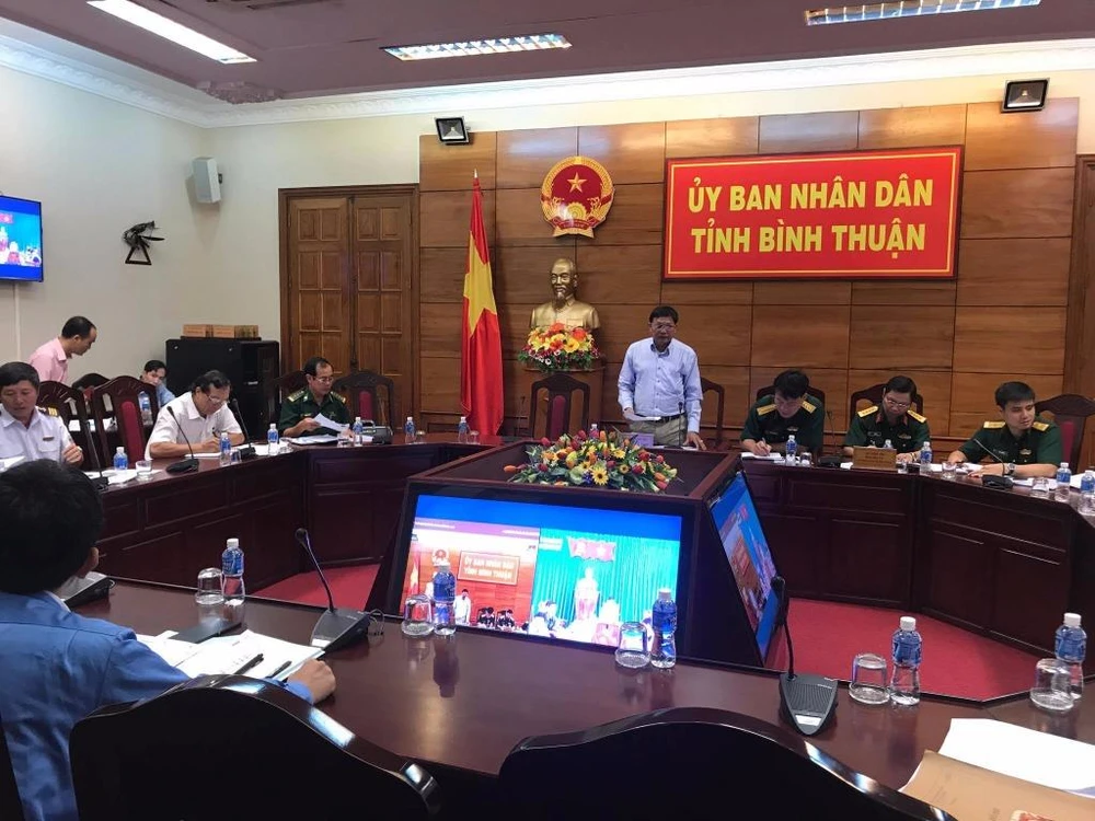 Tàu chở 30 ngàn tấn hóa chất vẫn mắc cạn ở Phú Quý ảnh 1