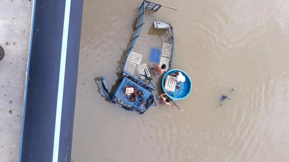 Xe tải chở gà tông sập lan can cầu, bay xuống sông Dinh ảnh 1