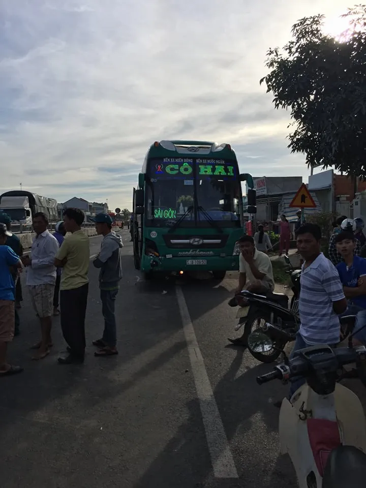 Thương tâm: 3 ông cháu bị xe khách cuốn vào gầm ảnh 1