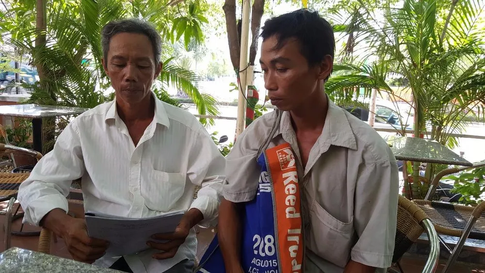 hai nông dân nhận hối lộ