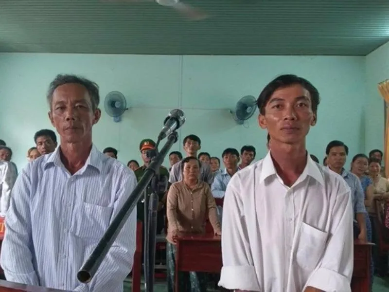 8 luật sư bào chữa miễn phí cho 2 nông dân nhận hối lộ