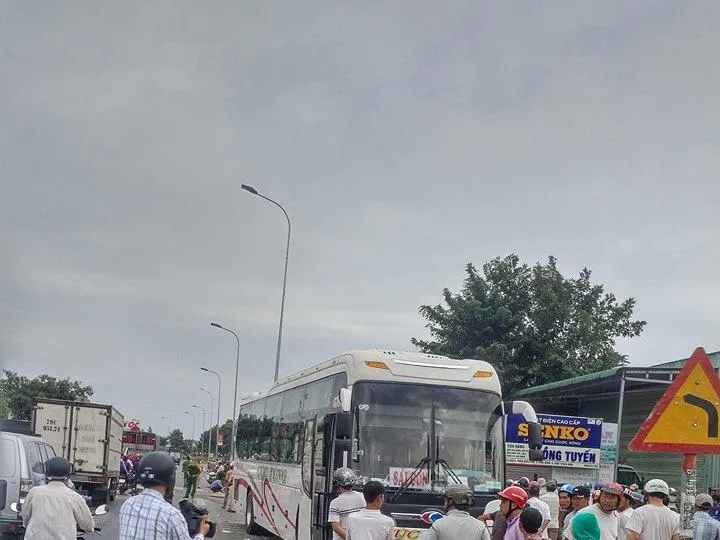 Xe khách lao qua dải phân cách, tông 2 người tử vong ảnh 1