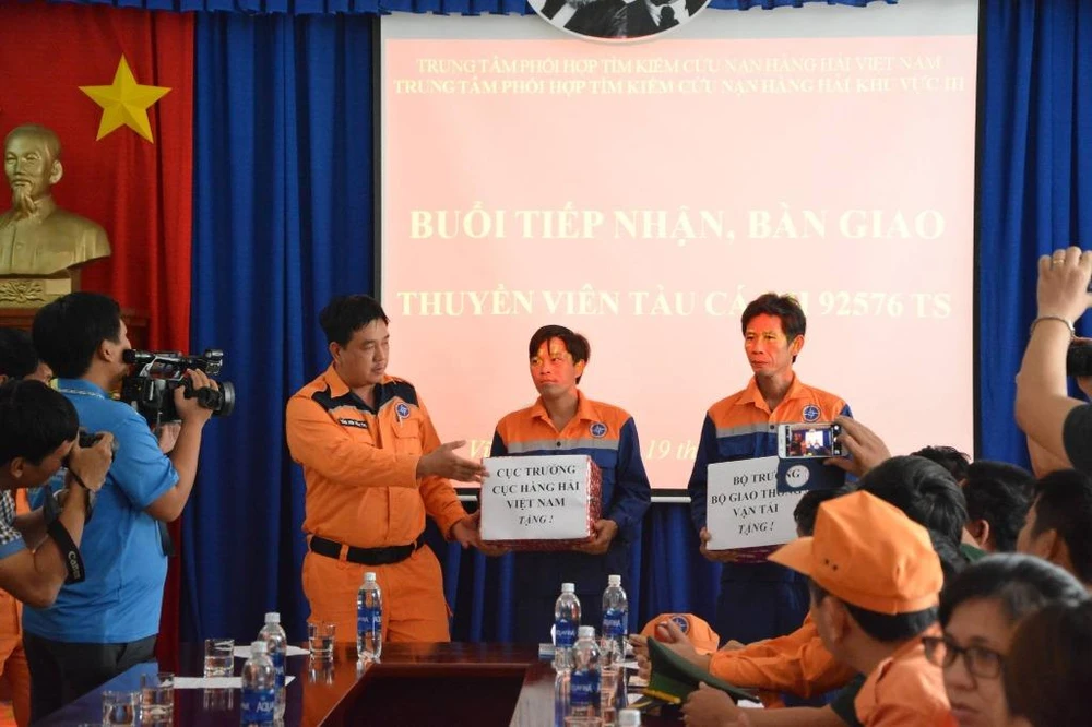 Liên lạc tàu nước ngoài cứu 6 ngư dân Khánh Hòa ảnh 1
