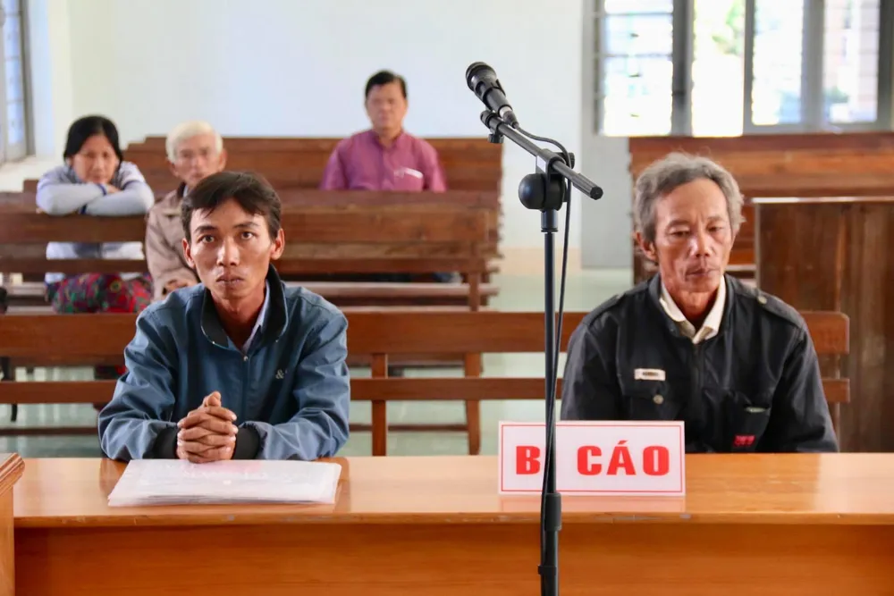 hai nông dân nhận hối lộ