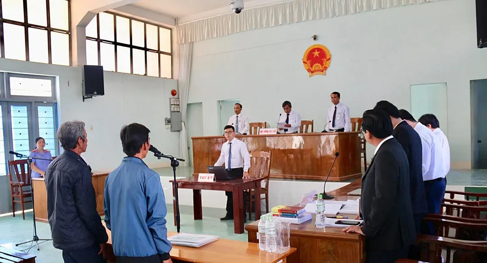 hai nông dân nhận hối lộ