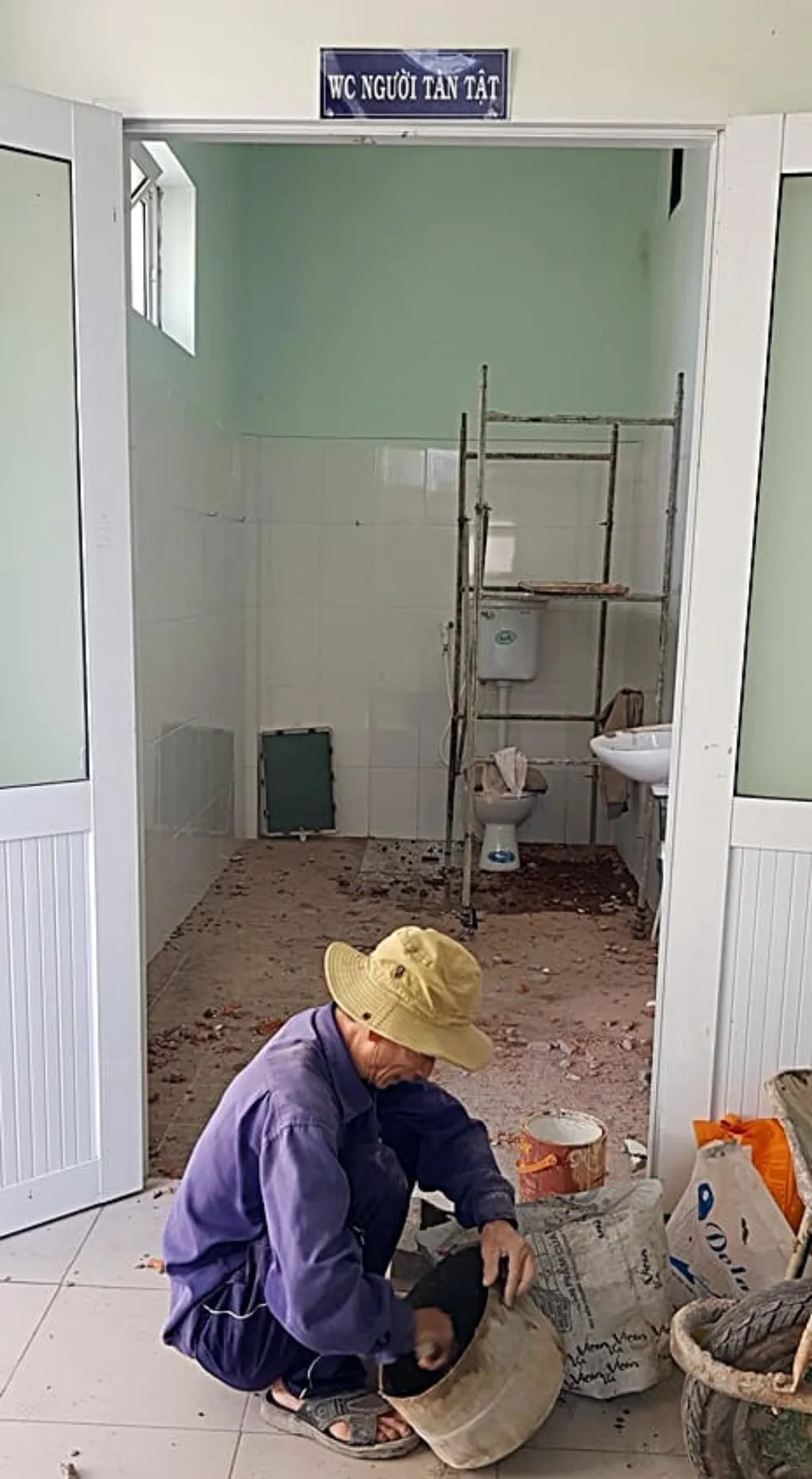 trăm bồn cầu phải đập bỏ để thay mới