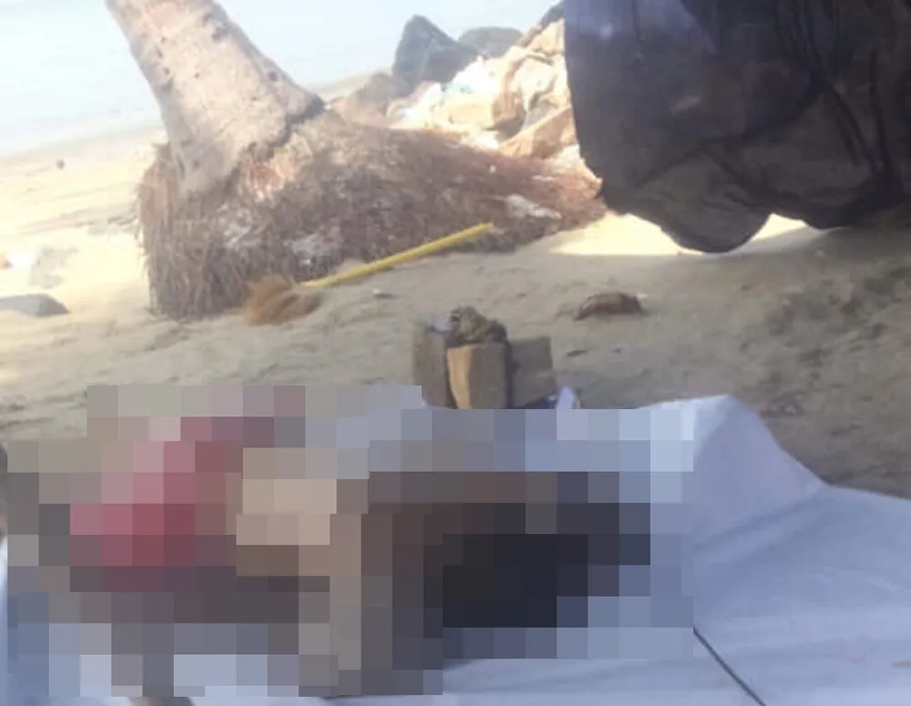 Thi thể người đàn ông bị cột đá ở chân trôi từ biển vào ảnh 1 Thi thể người đàn ông bị cột đá ở chân trôi từ biển vào ảnh 1