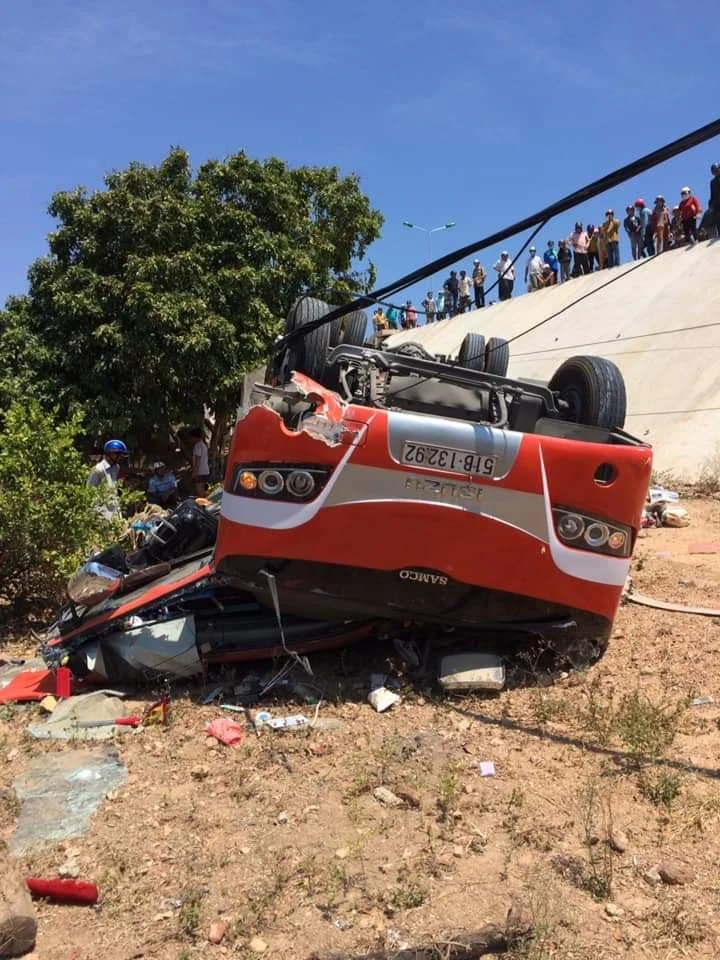 Xe khách lao vực ở Bình Thuận, nhiều du khách bị thương ảnh 2