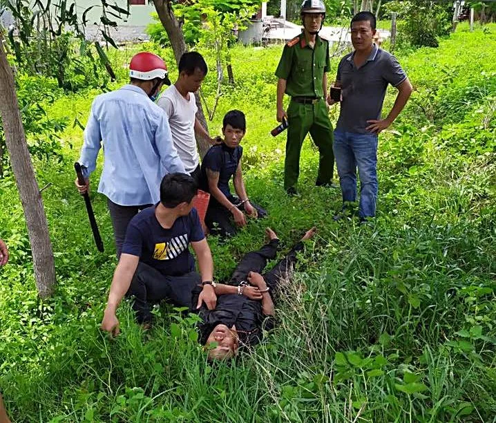 Bị phát hiện bán ma túy, rút kiếm chém cảnh sát ảnh 2