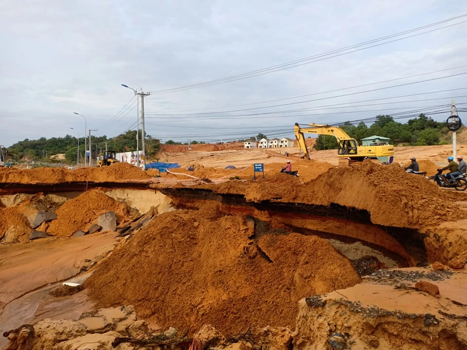 Sạt lở thành hố sâu trên tuyến đường ven biển ở Bình Thuận ảnh 2