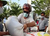 Bình Thuận: Siêu thị 0 đồng không chỉ có thực phẩm ảnh 2 Du khách nước ngoài chở gạo tới ủng hộ ATM gạo Mũi Né