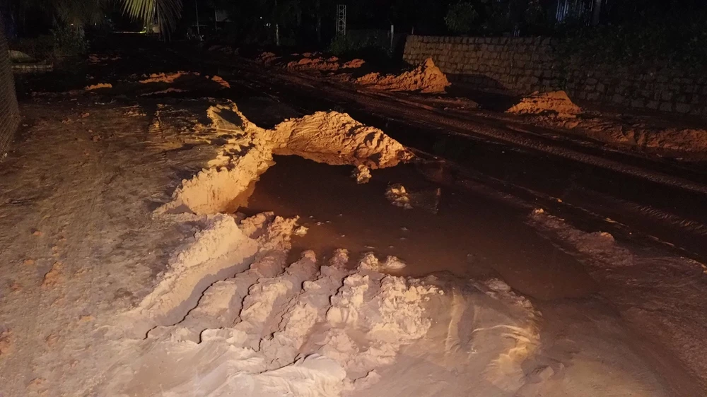 Lũ cát trên đồi cao ập xuống lấp cả đoạn đường Mũi Né ảnh 3 Lũ cát trên đồi cao ập xuống lấp cả đoạn đường Mũi Né ảnh 3