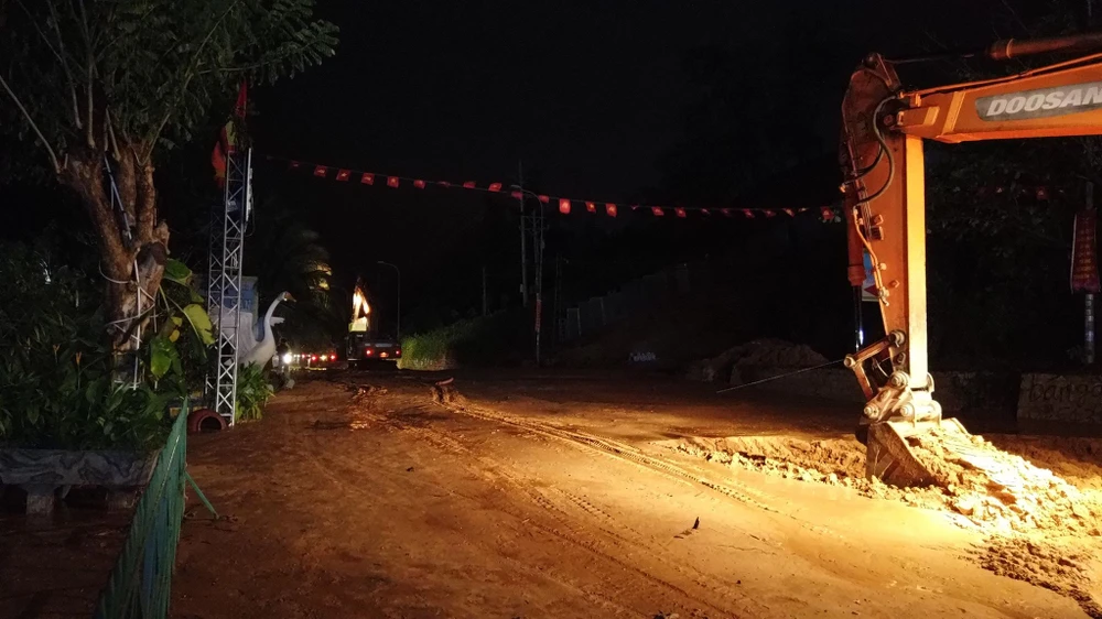 Lũ cát trên đồi cao ập xuống lấp cả đoạn đường Mũi Né ảnh 4 Lũ cát trên đồi cao ập xuống lấp cả đoạn đường Mũi Né ảnh 4