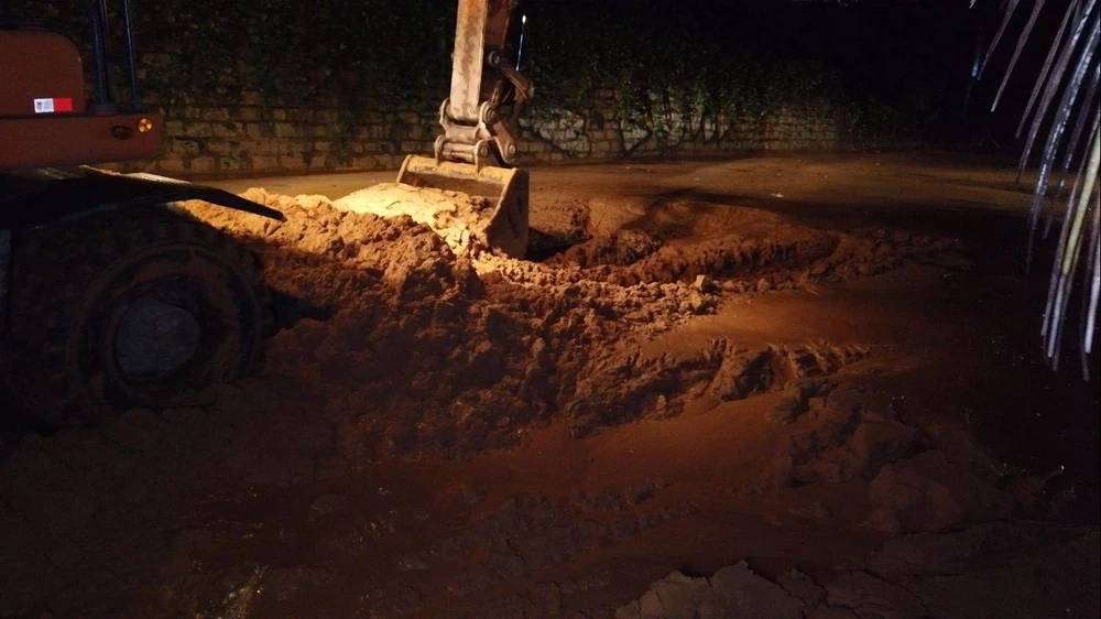 Lũ cát trên đồi cao ập xuống lấp cả đoạn đường Mũi Né ảnh 5 Lũ cát trên đồi cao ập xuống lấp cả đoạn đường Mũi Né ảnh 5