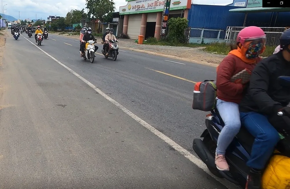 CSGT 3 tỉnh đưa hàng ngàn công nhân từ Đồng Nai về Ninh Thuận ảnh 8