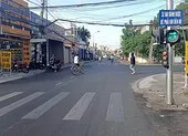 Kinh hoàng: Tài xế dùng gàu xe múc đập nát ô tô có người ngồi bên trong ảnh 3 3 người thương vong do bị truy sát trên đường phố Phan Thiết