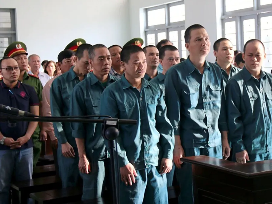 Các bị cáo buôn lậu xăng dầu trong giai đoạn 1 của vụ án. Ảnh: PĐ