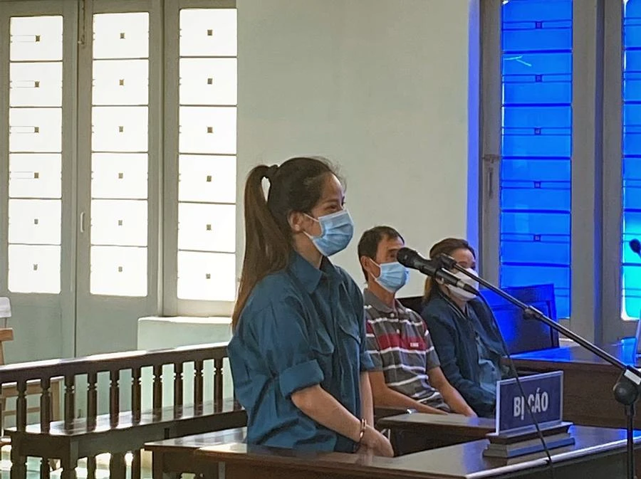 Bị cáo Tôn Thị Ngọc Ngà nghe tuyến án. Ảnh: PĐ