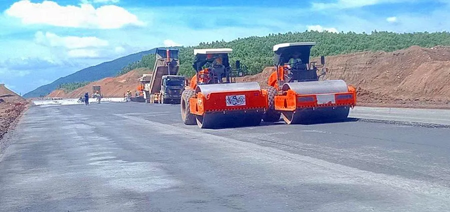 Thi công đoạn Phan Thiết - Dầu Giây. Thi công đoạn Phan Thiết - Dầu Giây.