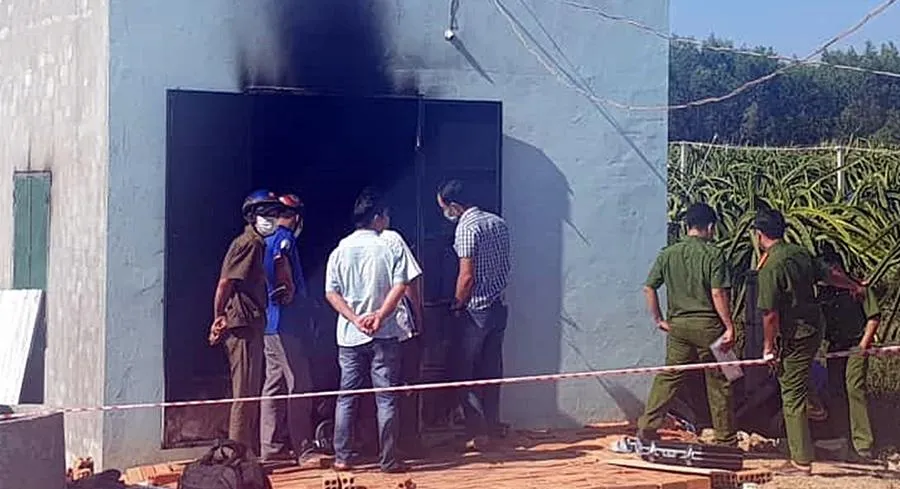 Cảnh sát đang khám nghiệm hiện trường căn nhà bị hỏa hoạn. Ảnh: PĐ Cảnh sát đang khám nghiệm hiện trường căn nhà bị hỏa hoạn. Ảnh: PĐ