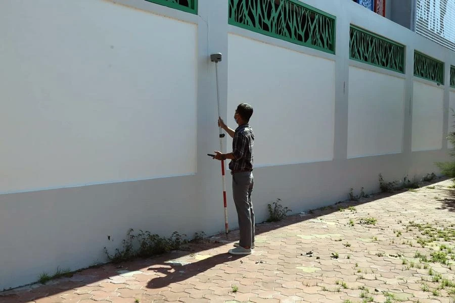 Đo đạc xung quanh dự án. Ảnh: PĐ