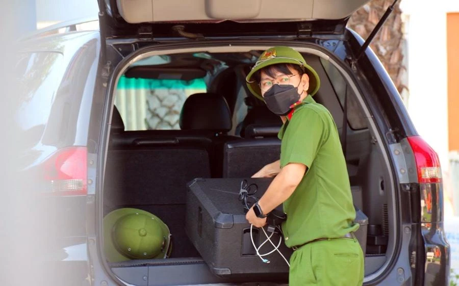 Đưa flycam chuẩn bị kiểm tra dự án. Ảnh: PĐ