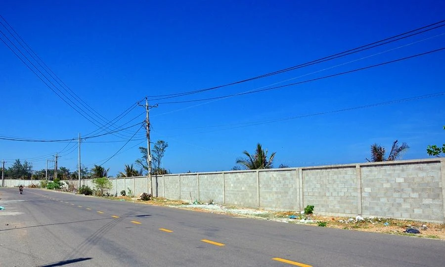 Dự án Xuân Quỳnh đã làm tường rào bao quanh. Ảnh AK