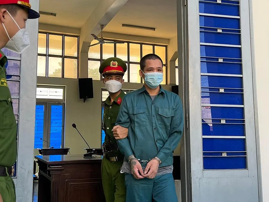 Cảnh sát dẫn giải bị cáo về trại giam. Cảnh sát dẫn giải bị cáo về trại giam.