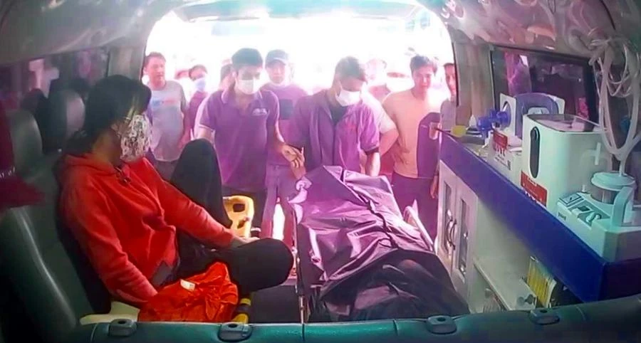 Xe cứu thương 0 dồng Bình Thuận hỗ trợ đưa thi thể nạn nhân về nhà. Ảnh SBCBT.