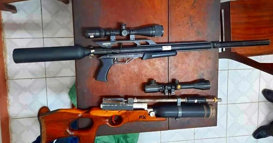 Hai khẩu súng tang vật vụ án. Ảnh: PĐ Hai khẩu súng tang vật vụ án. Ảnh: PĐ