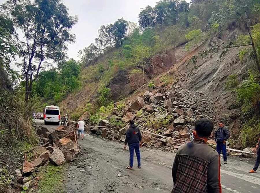 Hàng tấn đá từ trên đồi đổ xuống lấp hết đoạn đường. Ảnh GT. Hàng tấn đá từ trên đồi đổ xuống lấp hết đoạn đường. Ảnh GT.