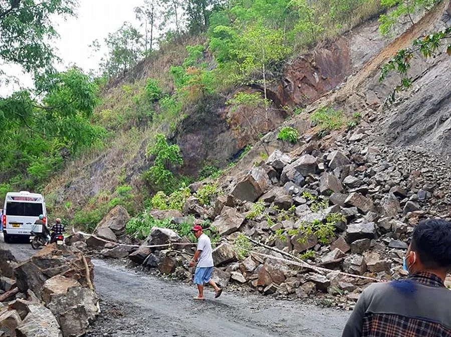 Sau hơn 4 tiếng, đoạn đường đã tạm thời thông xe. Sau hơn 4 tiếng, đoạn đường đã tạm thời thông xe.