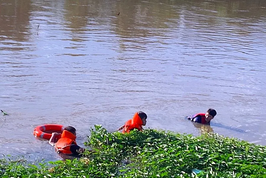 Lực lượng cứu hộ đang nỗ lực tìm kiếm dưới lòng kênh. Ảnh PĐ. Lực lượng cứu hộ đang nỗ lực tìm kiếm dưới lòng kênh. Ảnh PĐ.
