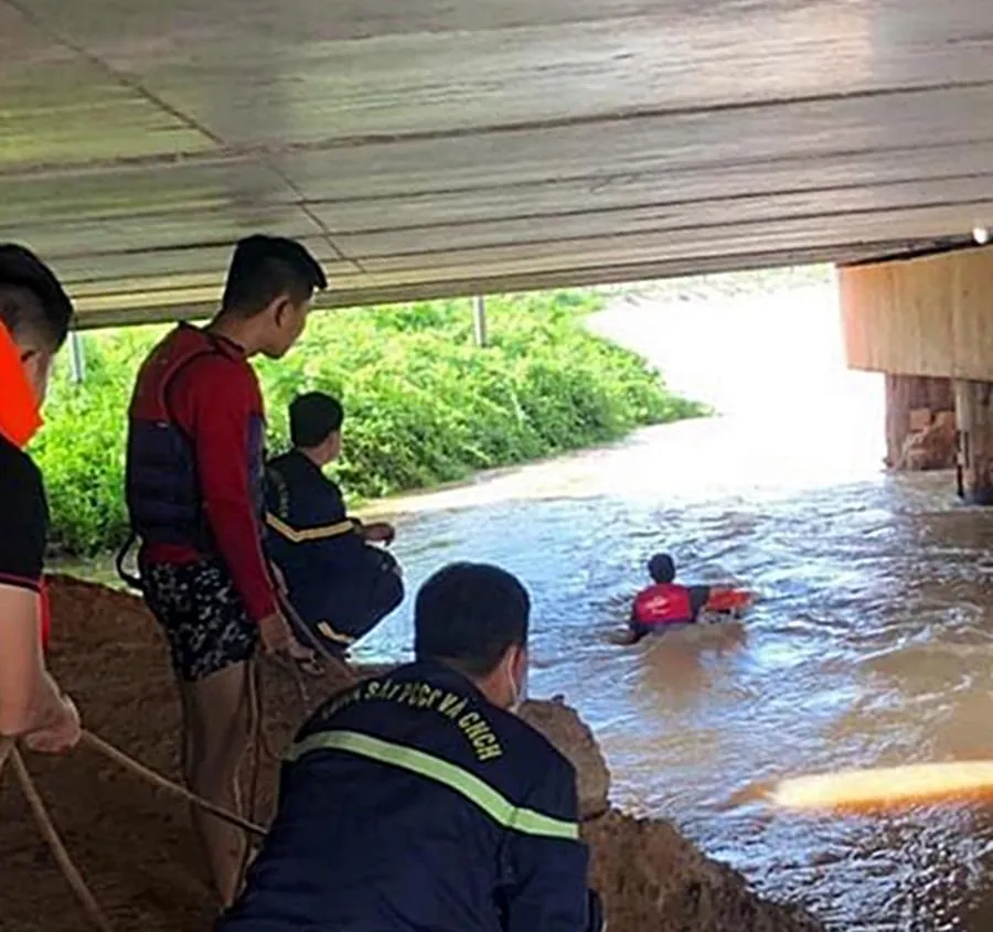 Việc tìm kiếm đang được mở rộng phạm vi truy tìm. Việc tìm kiếm đang được mở rộng phạm vi truy tìm.