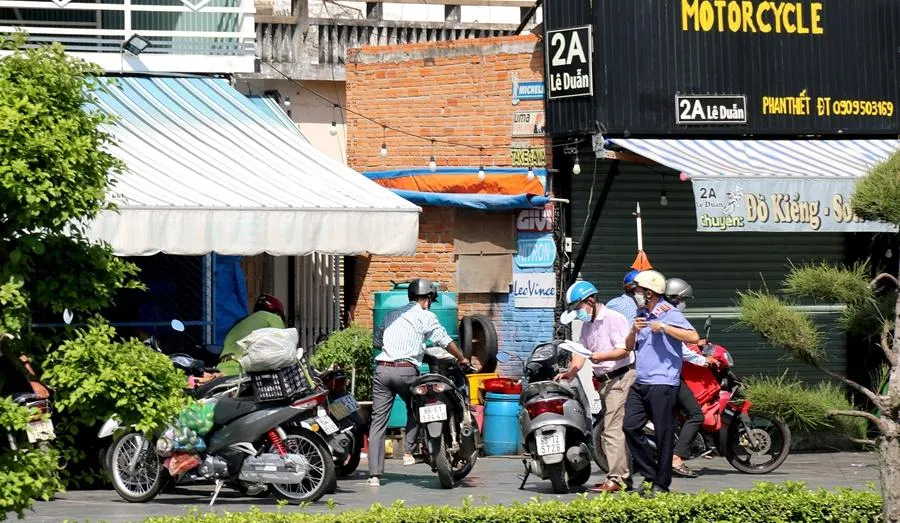 Các cơ quan phối hợp kiểm tra diện tích thực tế tại dự án đường Lê Duẩn, Phan Thiết. Ảnh: NT