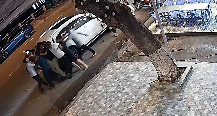 Lái xe Mercedes và người bạn bị hành hung. Ảnh cắt từ camera. Lái xe Mercedes và người bạn bị hành hung. Ảnh cắt từ camera.