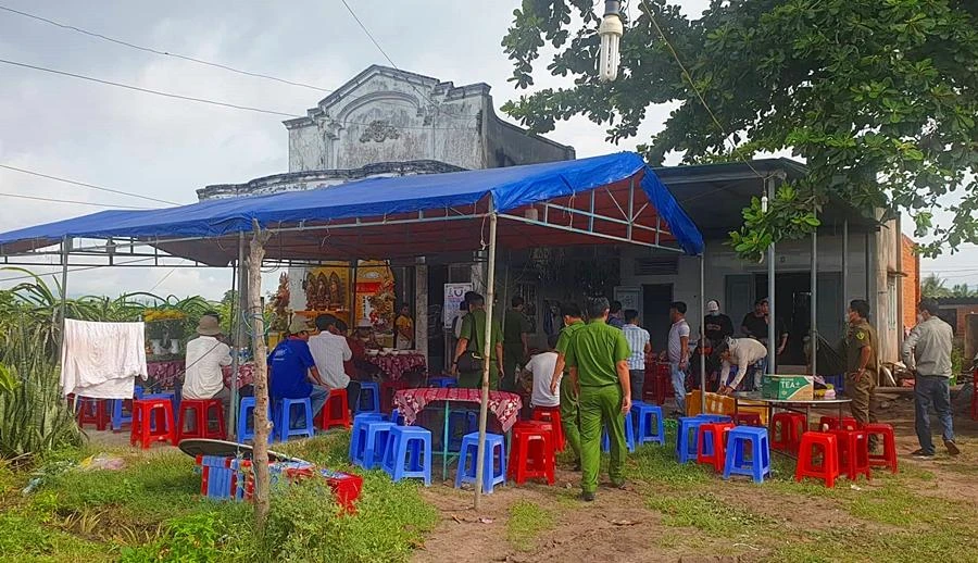 Nạn nhân đã được gia đình đưa về lo hậu sự. Ảnh PĐ.