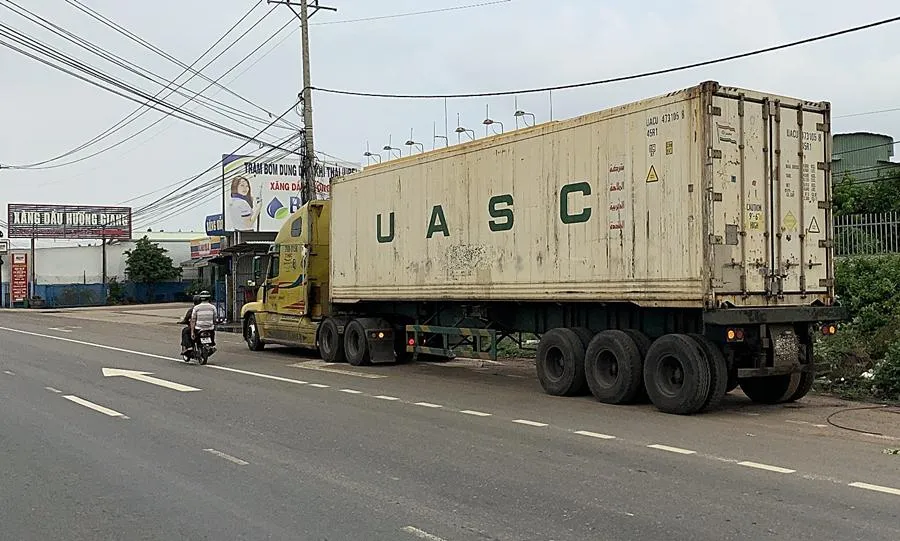 Lái xe container vi phạm trên QL1A. Lái xe container vi phạm trên QL1A.