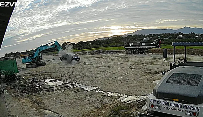 Xe máy xúc do Hoàng điều khiển đập nát xe bán tải có người ngồi bên trong. Ảnh cắt từ camera. Xe máy xúc do Hoàng điều khiển đập nát xe bán tải có người ngồi bên trong. Ảnh cắt từ camera.